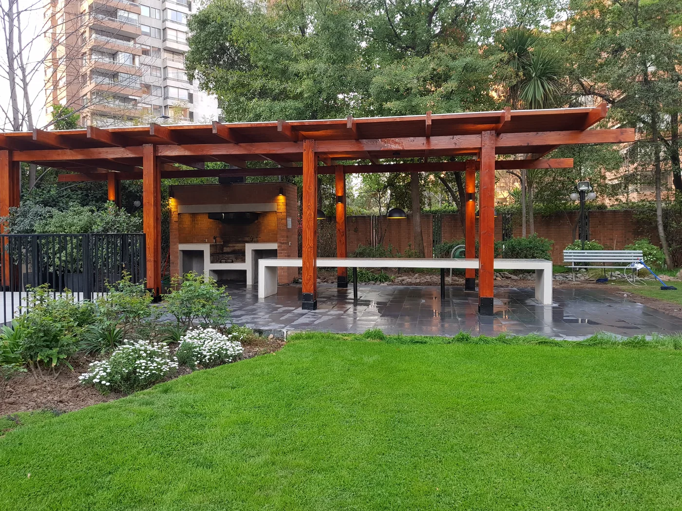 Quincho terminado con parrilla, campana y revestimientos