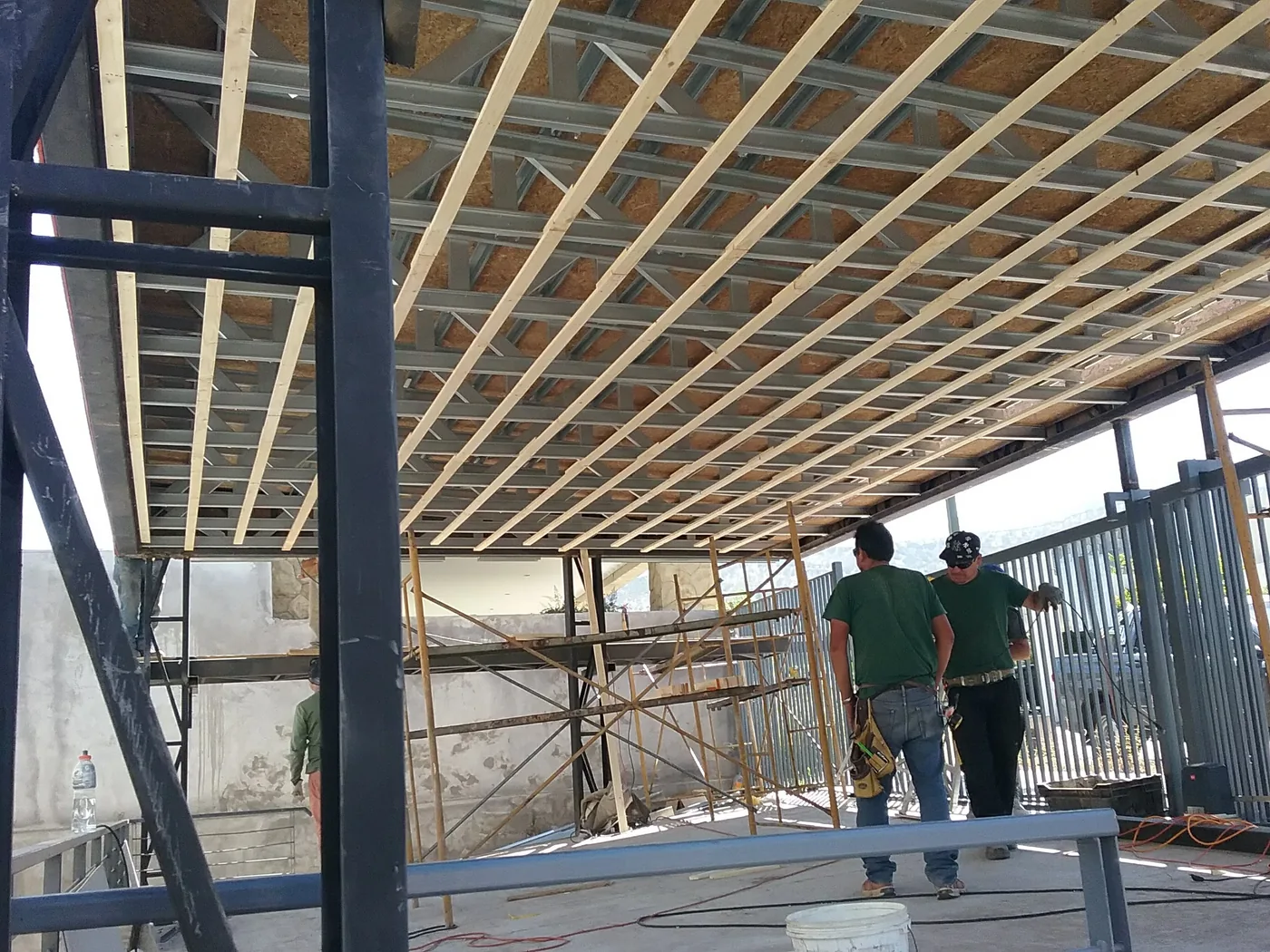 Quincho de hormigón armado en ejecución con fierro estructural