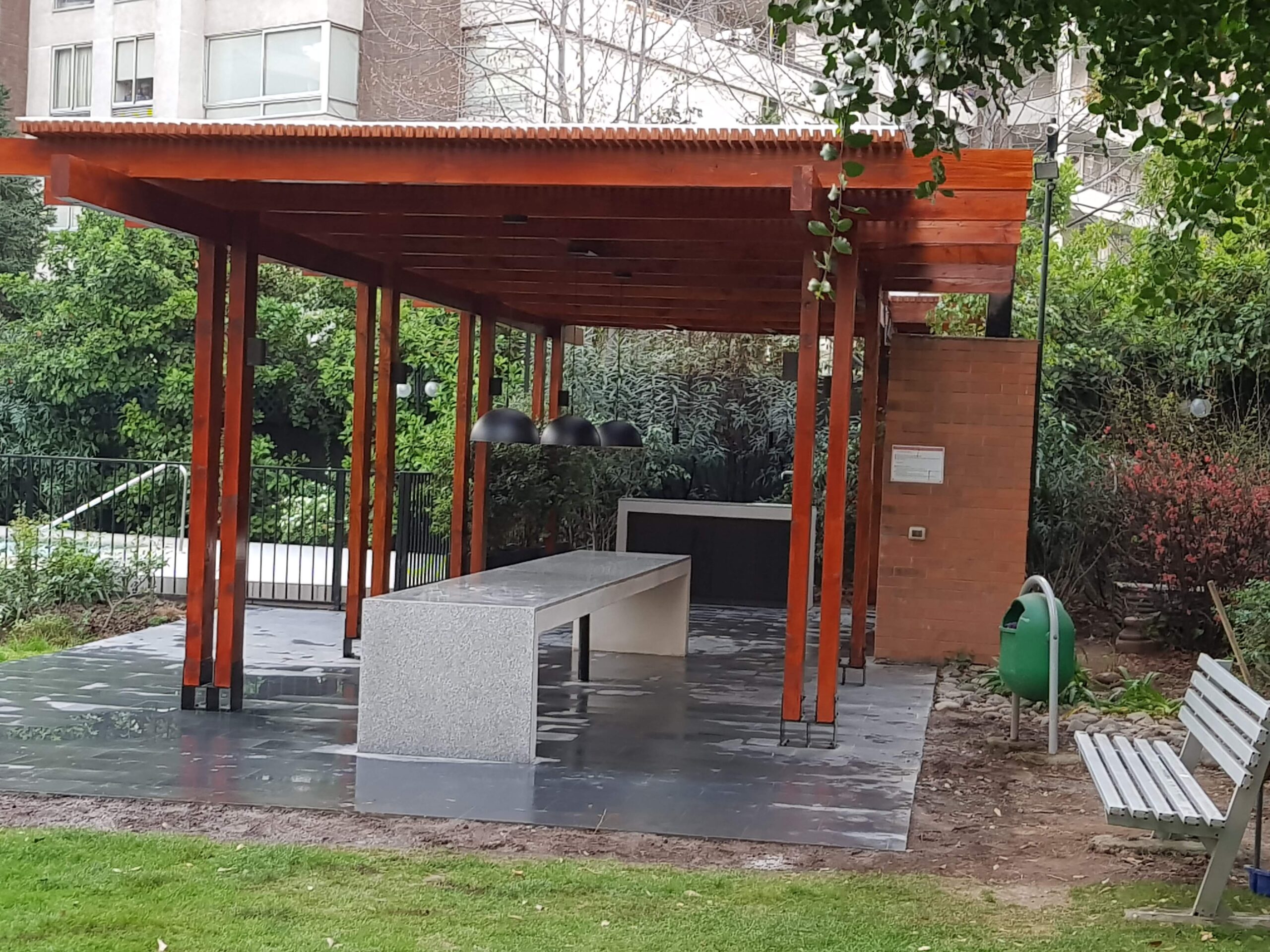 Terraza clásica en Chicureo con deck cumarú e iluminación cálida