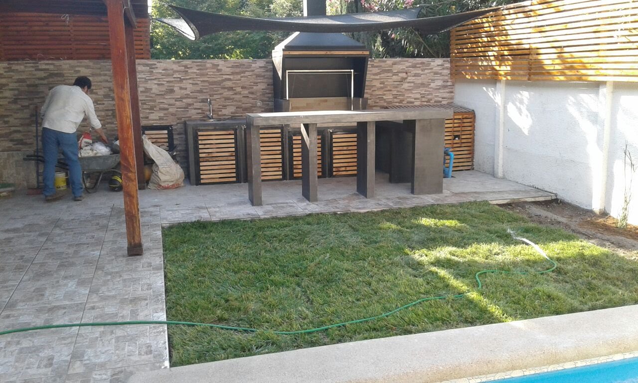 Quincho y terraza en Ñuñoa con revestimiento en piedra y cava integrada